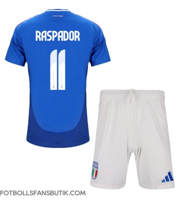 Italien Giacomo Raspadori #11 Replika Hemmatröja Barn EM 2024 Kortärmad (+ Korta byxor)